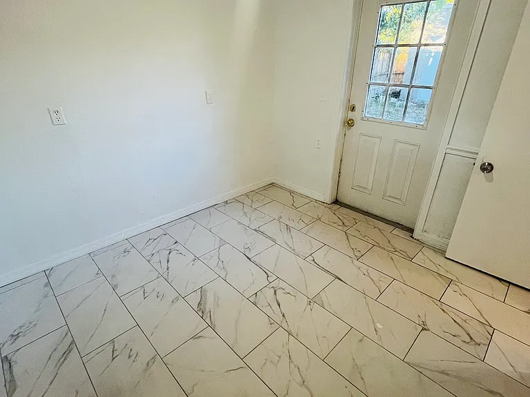 920 E Seneca Ave — Photo 18
