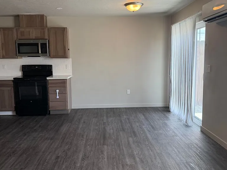 1039 NE Emerald Dr — Photo 6