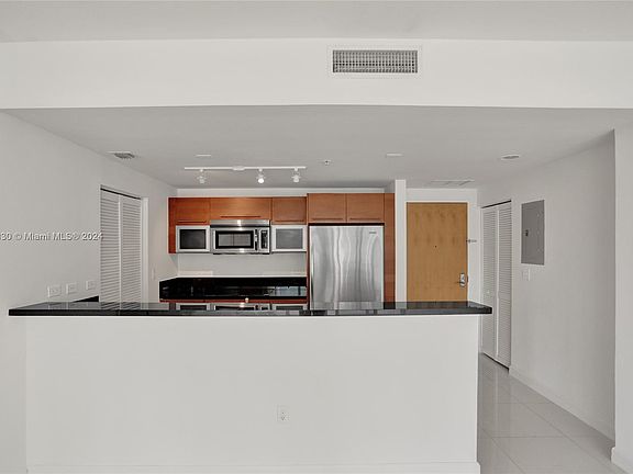 5th image of 253 NE 2nd St APT 1910