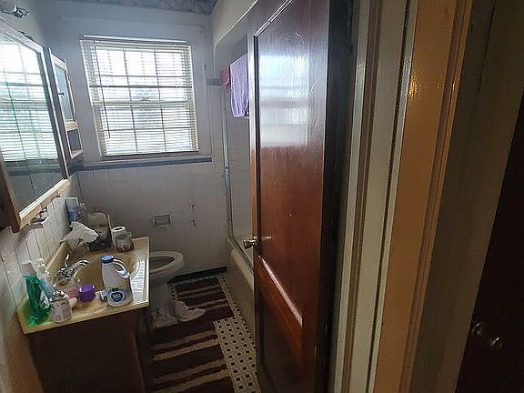 3rd image of 1707 Lansing Ave