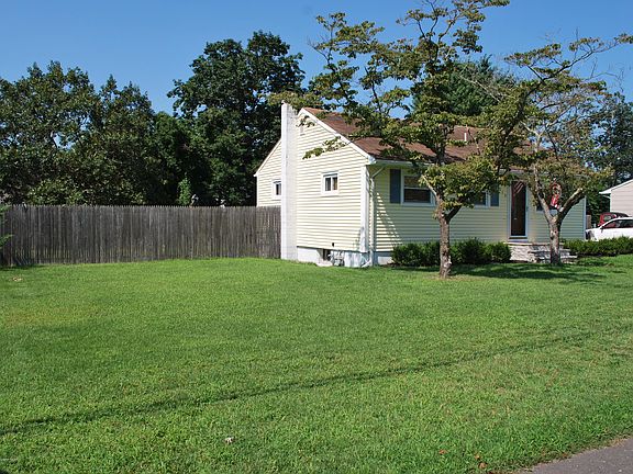 3rd image of 318 Hudson Dr