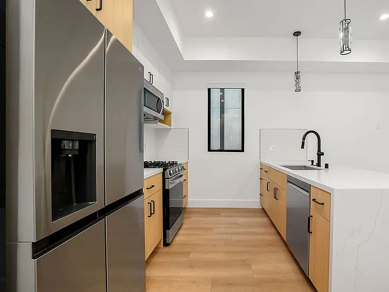 4541 Tujunga Ave — Photo 3