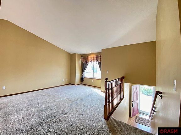 3rd image of 380 Woodridge Dr
