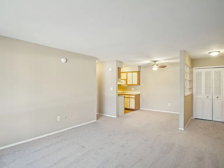 Plymouth Manor Apartments — Photo 15