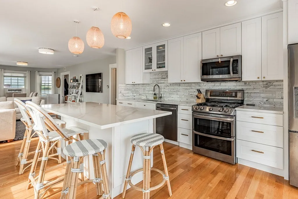 3 bed, 2.0 bath, 2100 sqft, $5,000 — Photo 3