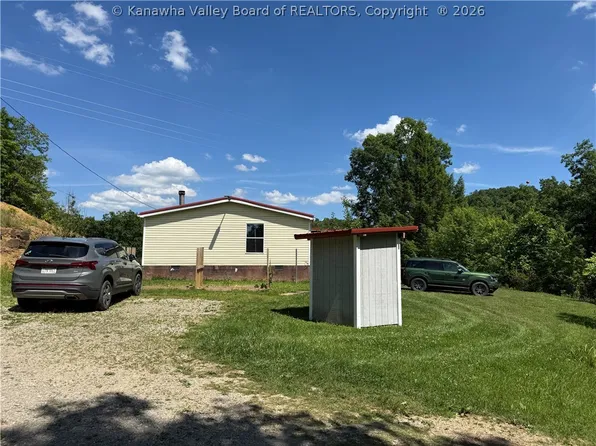 3262 Leatherwood Rd, Clendenin, WV 25045