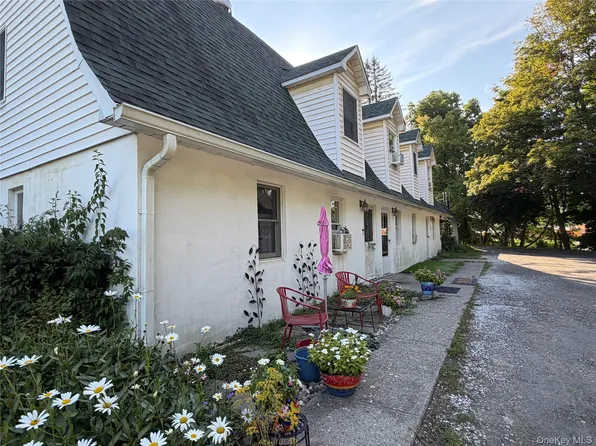 15 Kelly Ln, Pine Bush, NY 12566