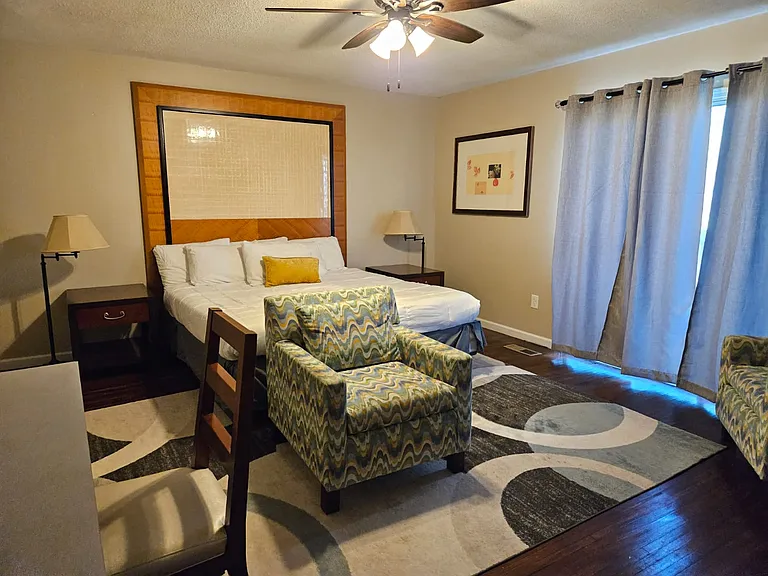 1801 Robin Hood Ln — Photo 22