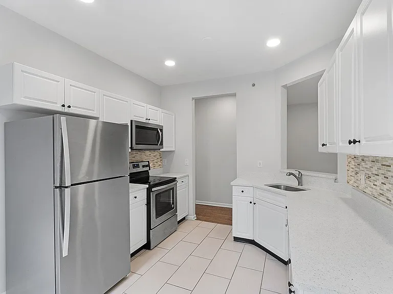 Columbia Court — Photo 33