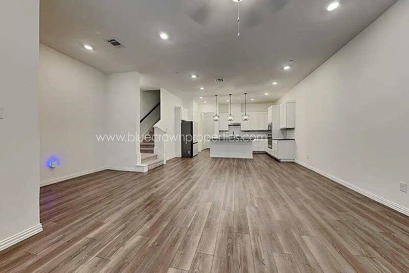 3 bed, 2.5 bath, 1969 sqft, $2,550 — Photo 3