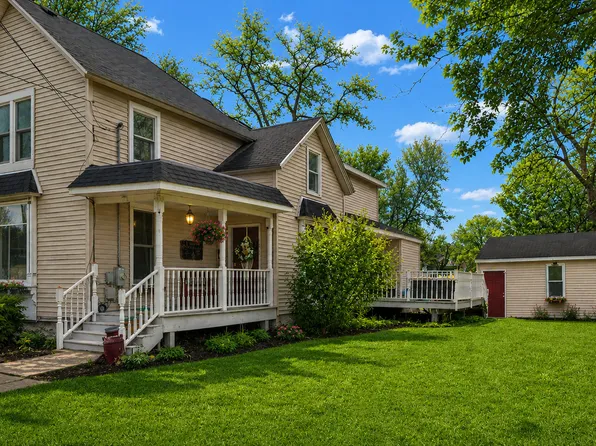 121 S Walkup Ave, Crystal Lake, IL 60014
