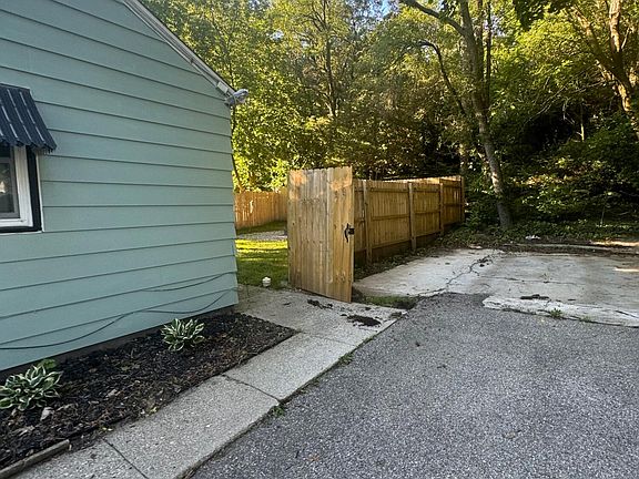 4th image of 2330 Hillsdale Ave