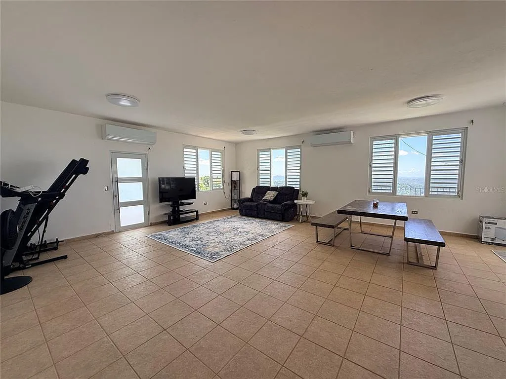 3 bed, 2.0 bath, 2273 sqft, $2,000 — Photo 2