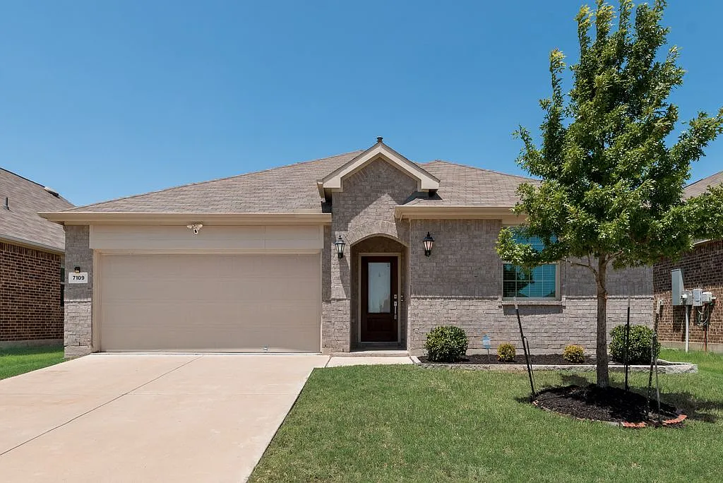 4 bed, 1996 sqft, $2,350 — Photo 2