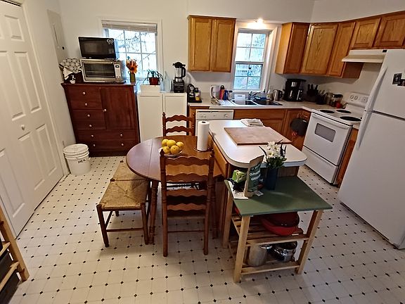 2nd image of 108 Pine St APT A