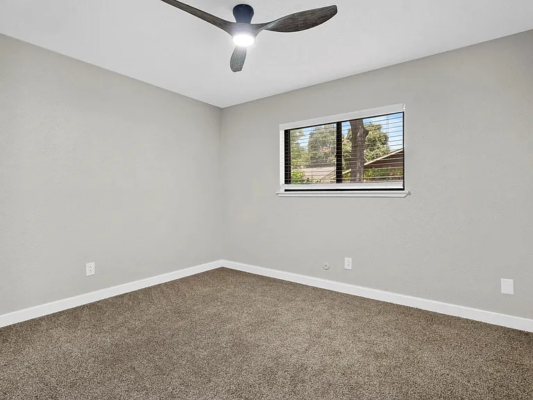 3902 Marywood Dr — Photo 32