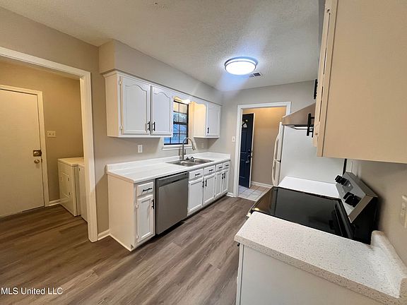 3rd image of 3815 Woodland Dr