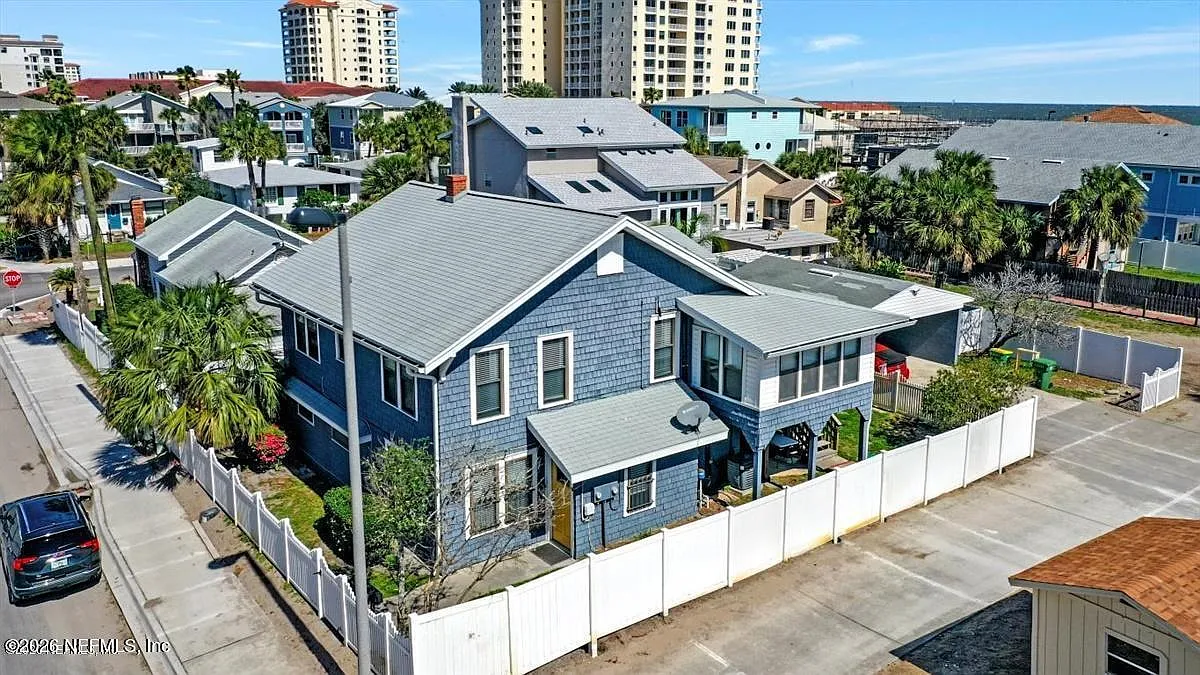 3 bed, 2.0 bath, 2256 sqft, $6,200 — Photo 1