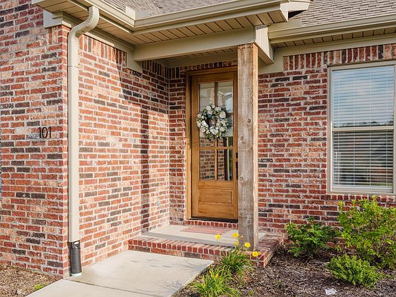 2nd image of 101 Edgewood Cir