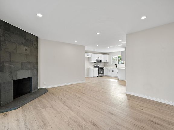 5th image of 9436 Hayvenhurst Ave