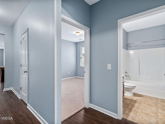 4th image of 137 Broomsedge Ln