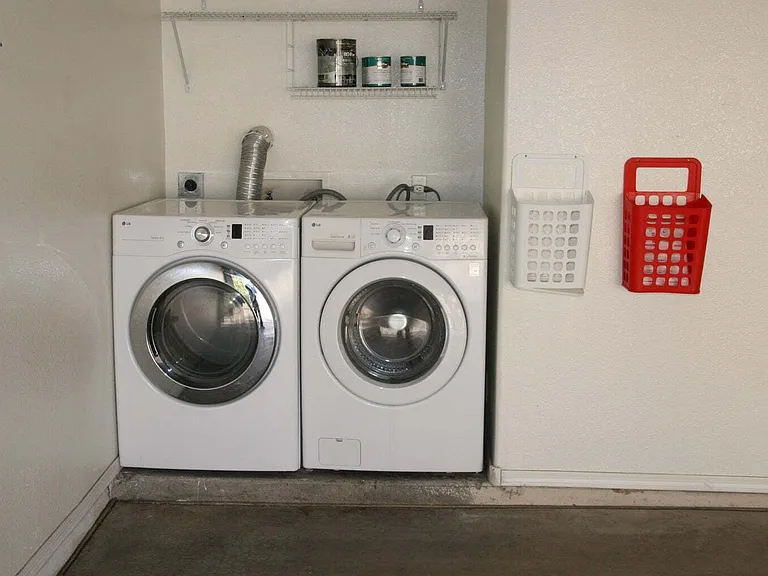 1013 W Westchester Ave — Photo 7