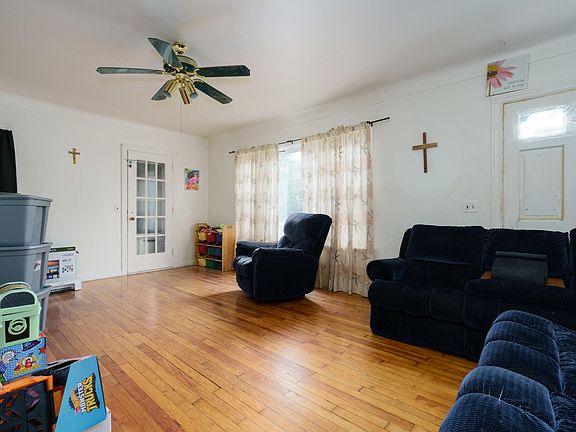 3rd image of 614 W G Ave