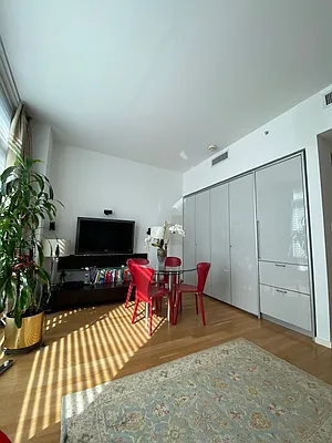 Rented by La Seven Inc. | media 23