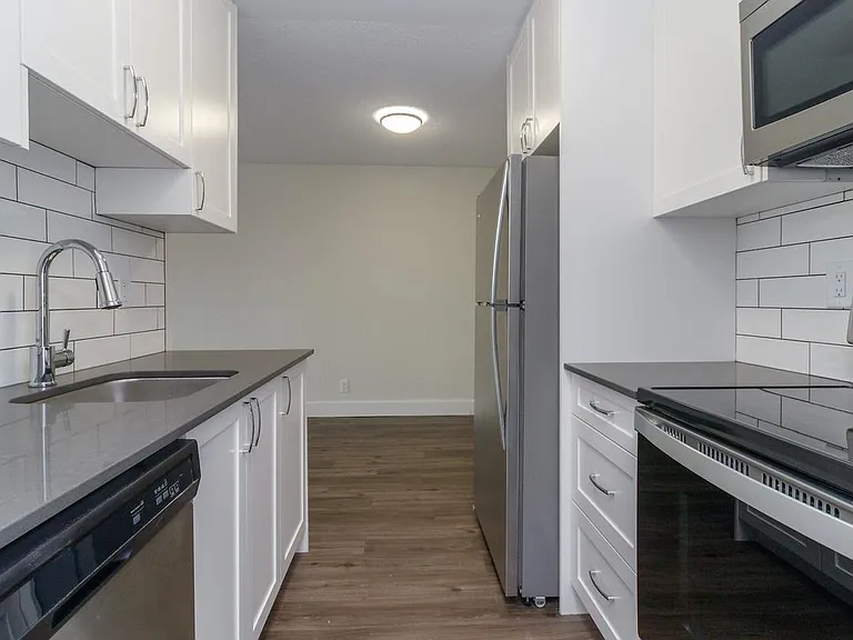 984 McKenzie Ave — Photo 15