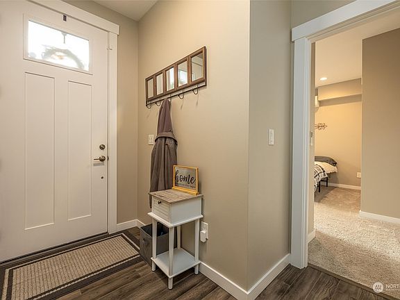 Stylish and inviting entrywayâ€”your gateway to modern condo living.>