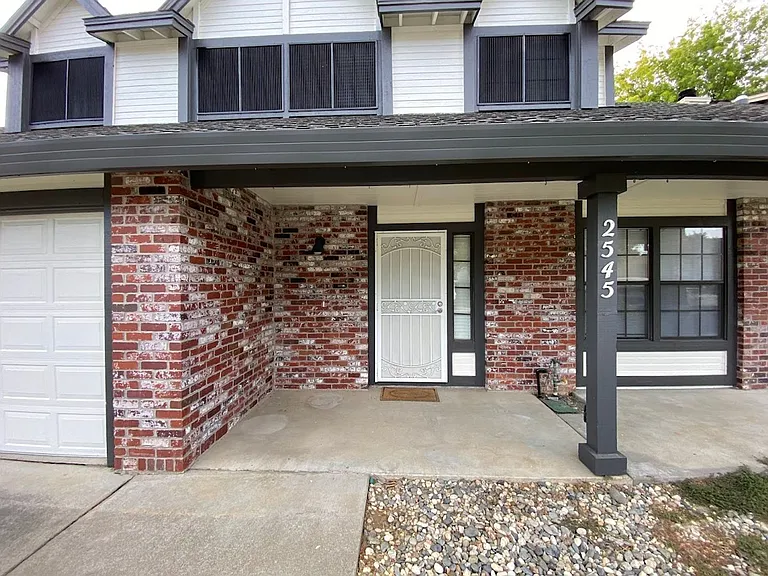 2545 Winsford Ln — Photo 2