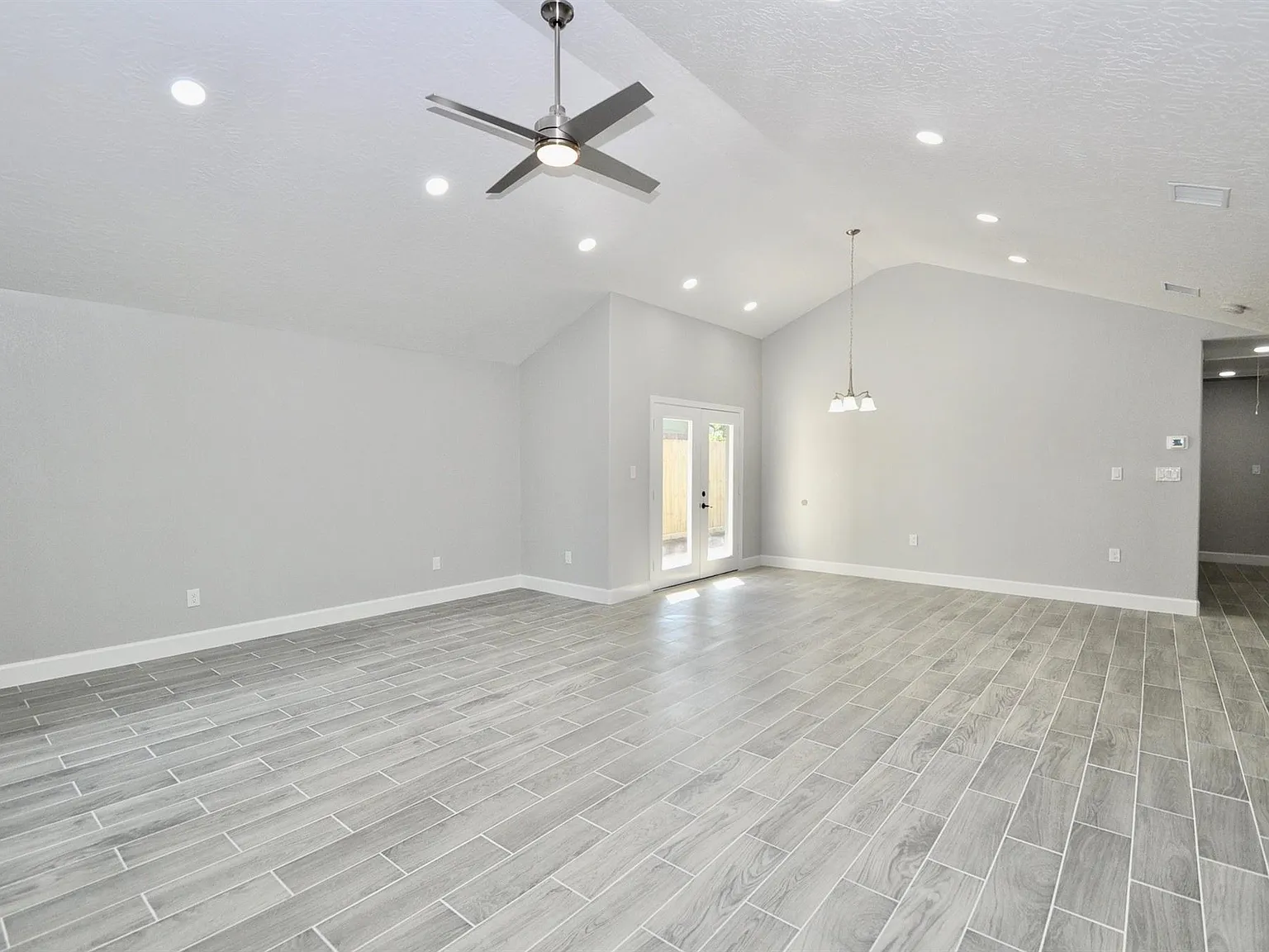 3 bed, 2.0 bath, 1396 sqft, $1,900 — Photo 3