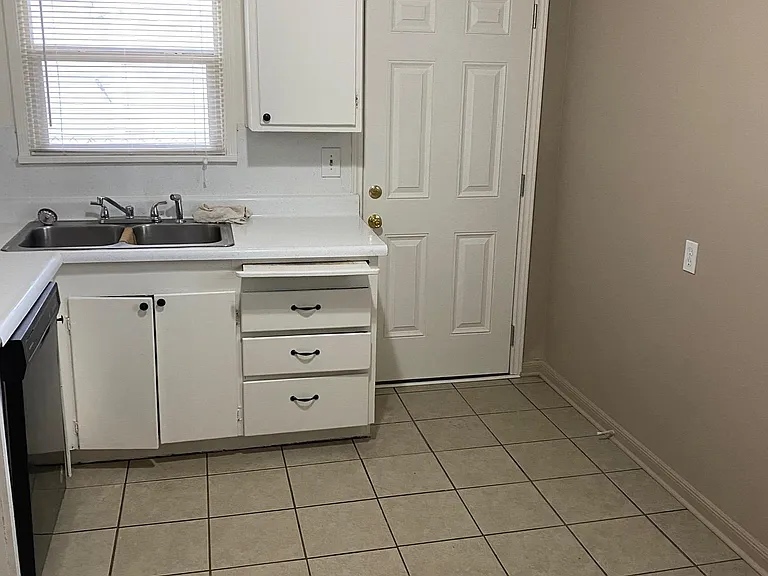 220 E Myrtle Dr — Photo 2