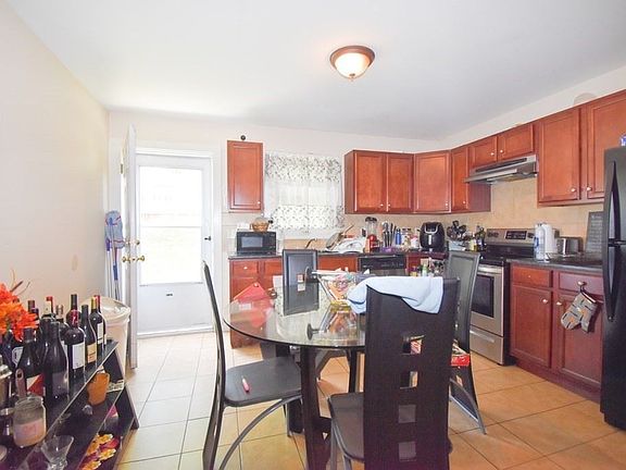 4th image of 134-136 Pinevale St
