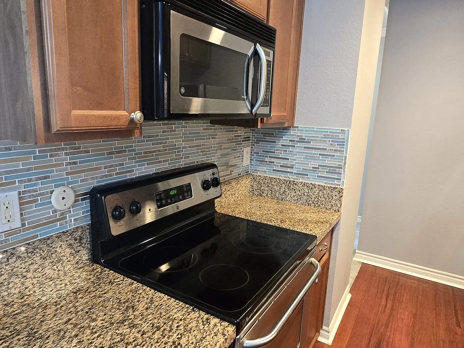 2 bed, 850 sqft, $2,850 — Photo 2