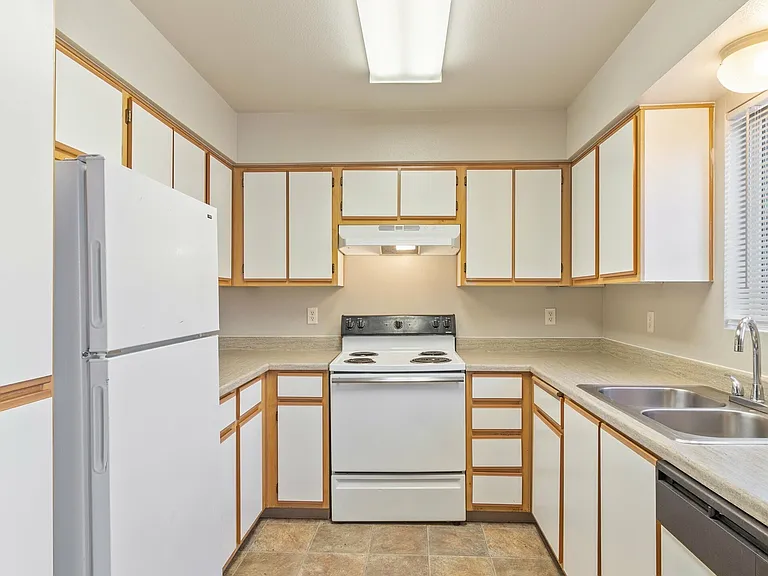 Brentwood Village — Photo 19