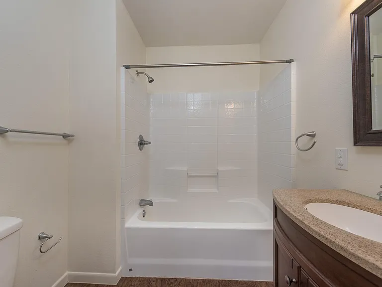 708 Broadmoor Dr — Photo 7