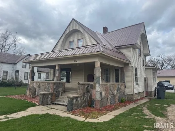 317 E Lake St, Topeka, IN 46571