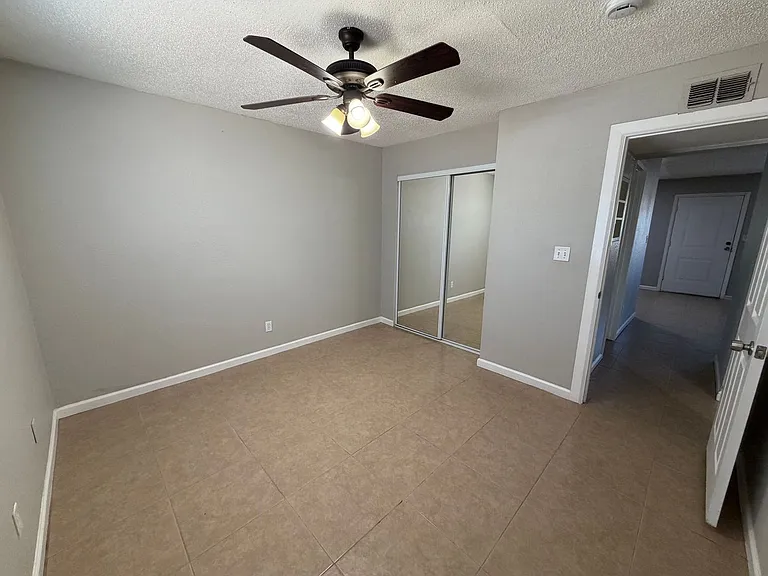 Twin Palms Apartments — Photo 9