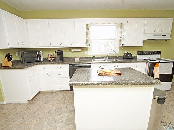 3rd image of 828 S Hawthorne Ave