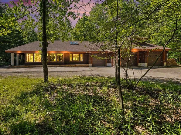 3318 E Shady Ridge Dr, Midland, MI 48642