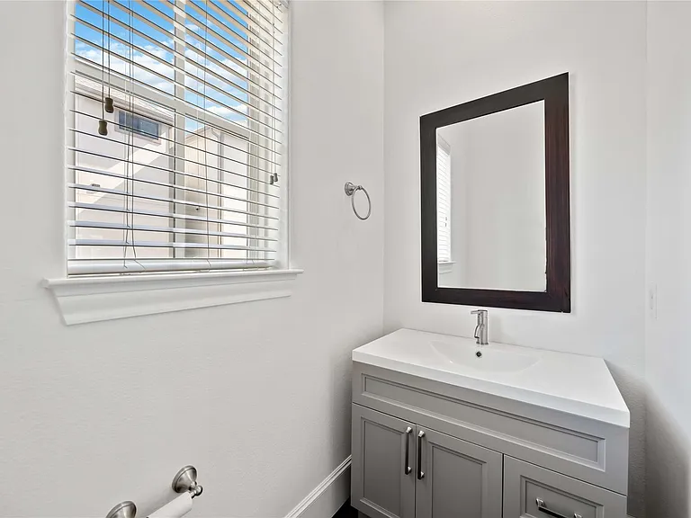1104 Thompson St — Photo 20
