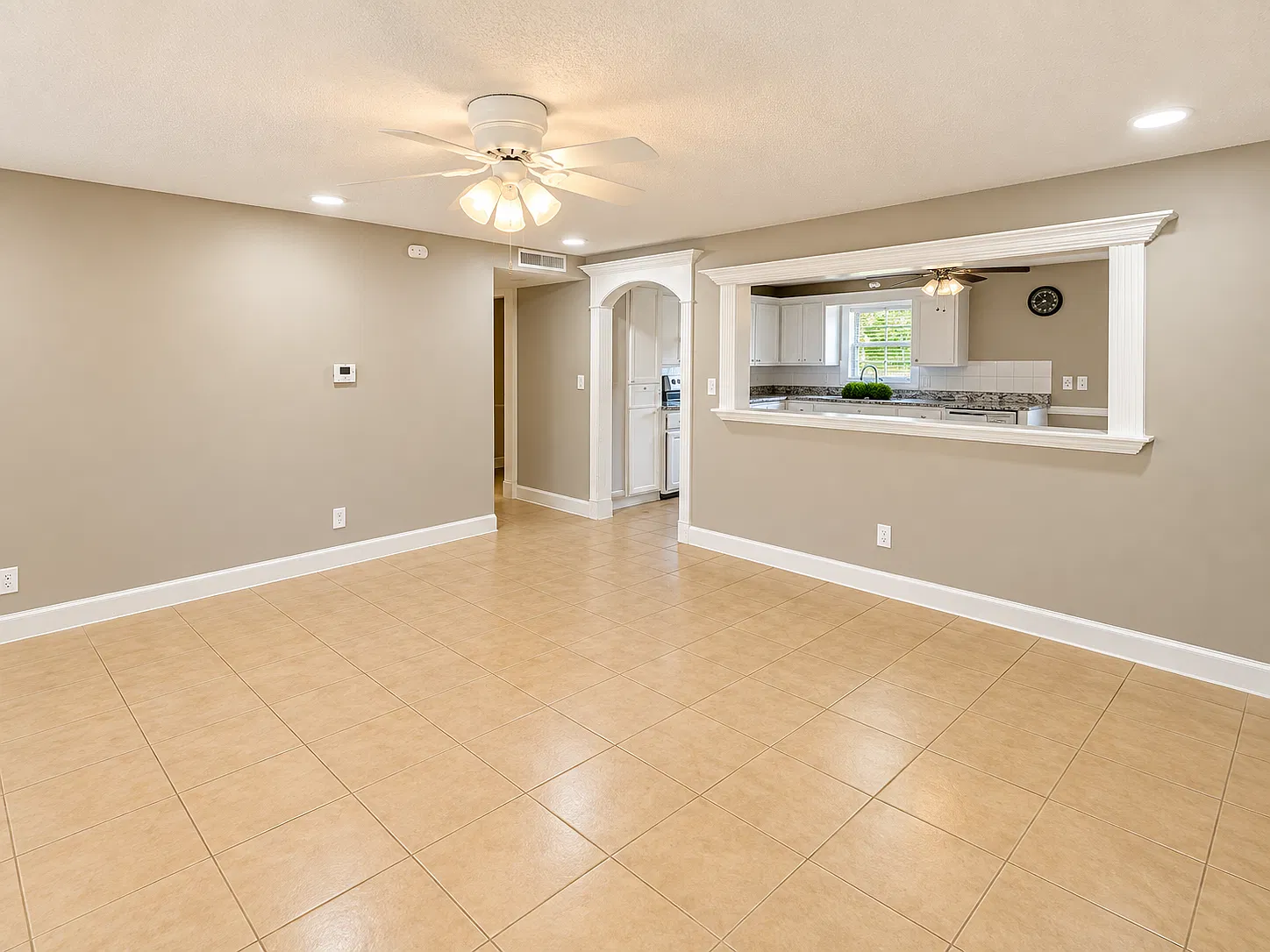 605 S Zion St — Photo 2