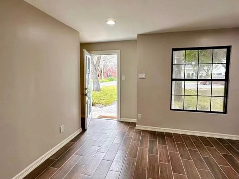1212 W Maple Ave — Photo 2
