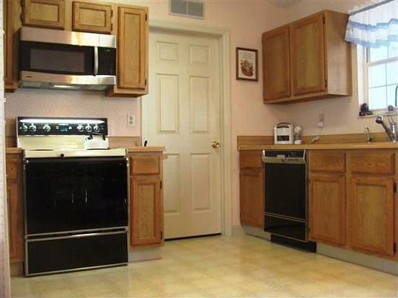 3rd image of 6829 Bellflower Ct