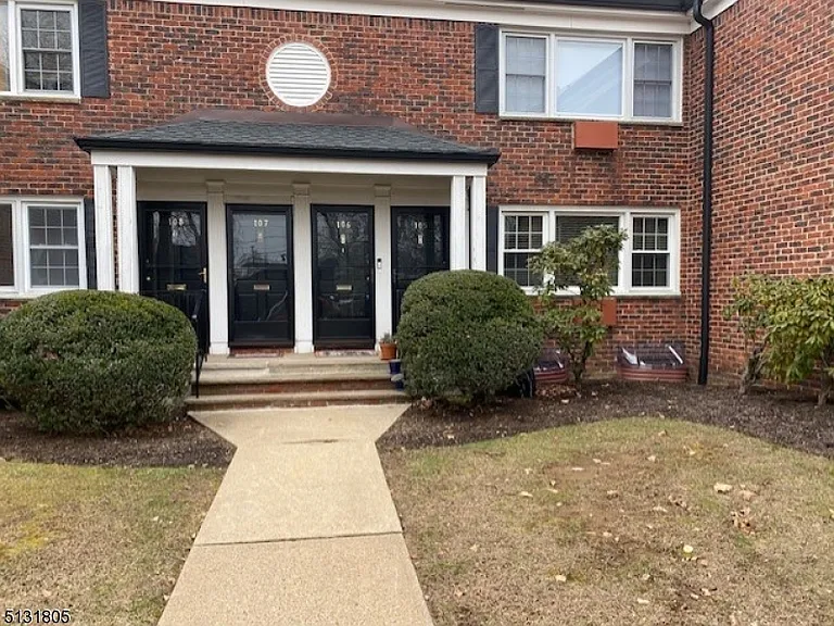 105 Pitney Pl — Photo 1