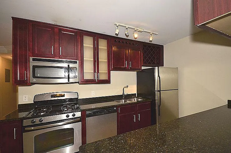 2 bed, 1050 sqft, $1,550 — Photo 3
