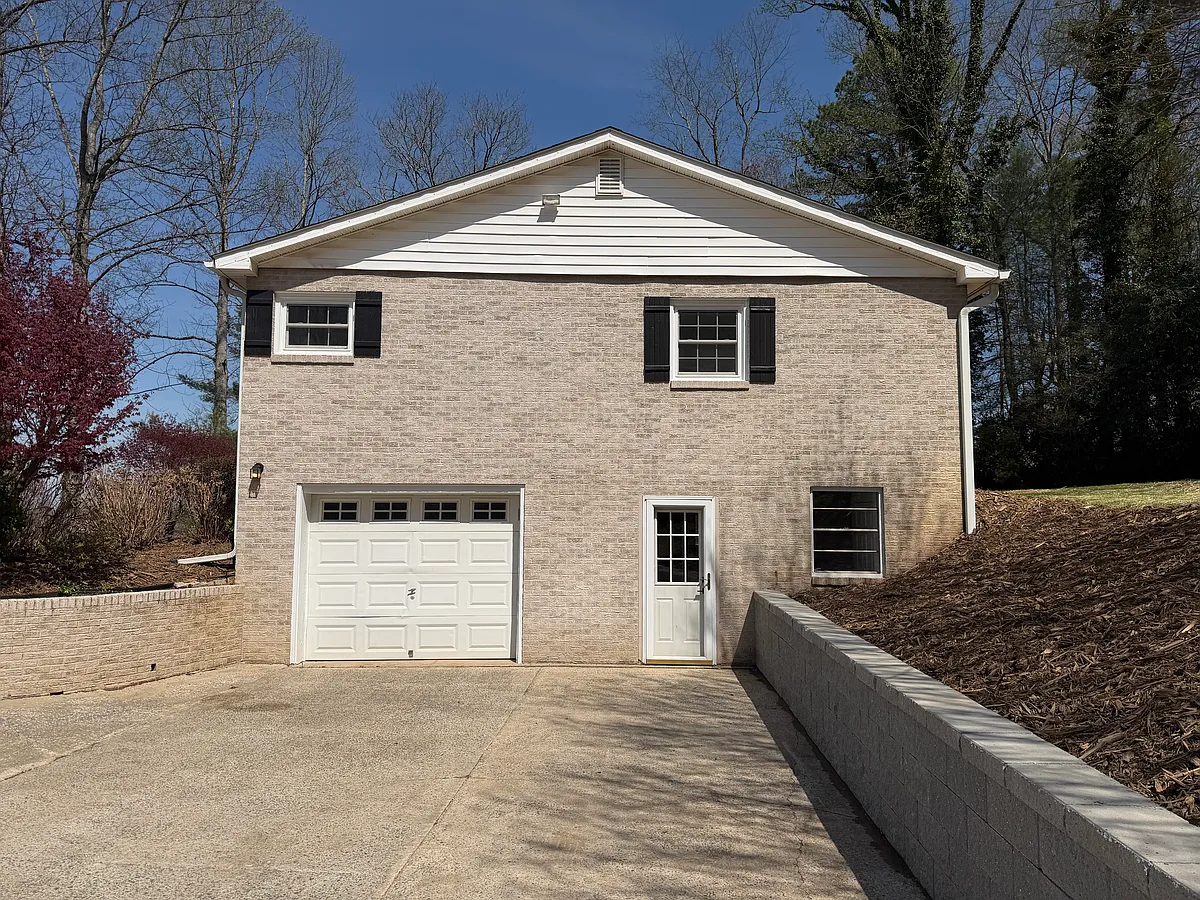 Building Photo - 1909 Turnpike Rd