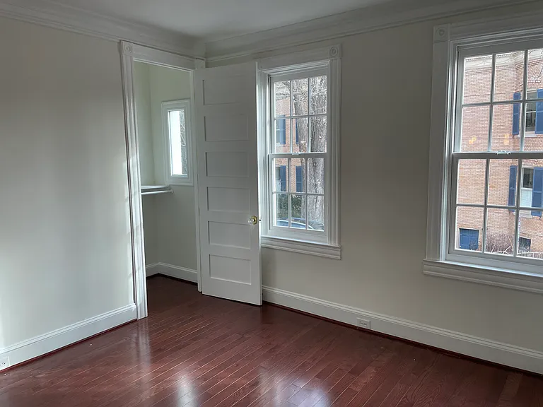 1654 Avon Pl NW — Photo 2