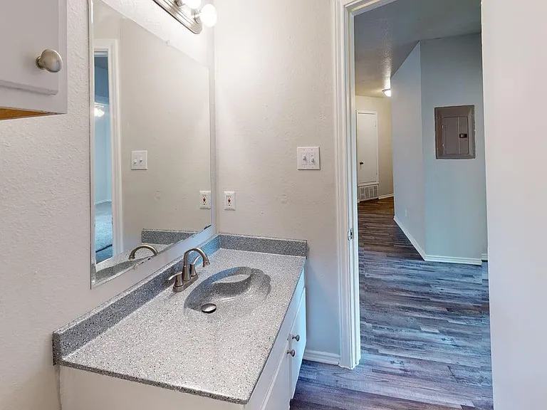Davis Square Apartments — Photo 22